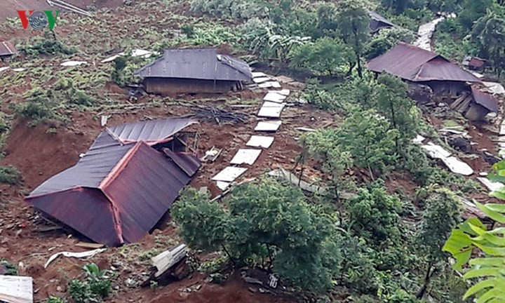 Những mái nhà tôn đỏ xiêu vẹo còn sót lại.