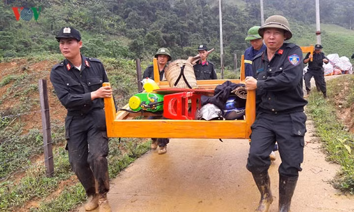 Ngay sau khi xảy ra thiên tai, tỉnh Lai Châu đã huy động gần 100 cán bộ, chiến sĩ các LLVT phối hợp với lực lượng tại địa phương hỗ trợ người dân di chuyển đồ đạc.