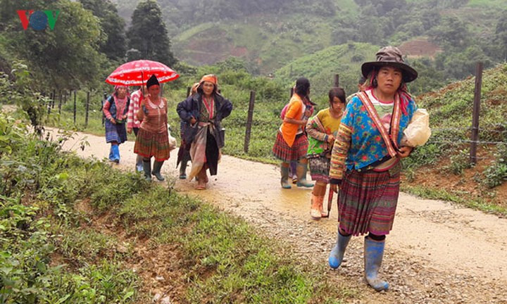 Người dân bản Sáng Tùng hiện nay sẽ phải làm lại từ đầu.