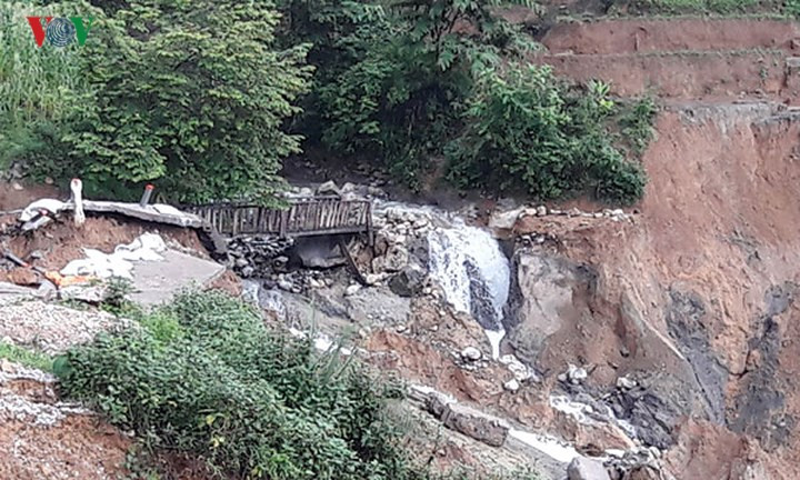 Cây cầu sắt bắc ngang qua suối dẫn vào bản cũng đã rơi mất một nhịp.