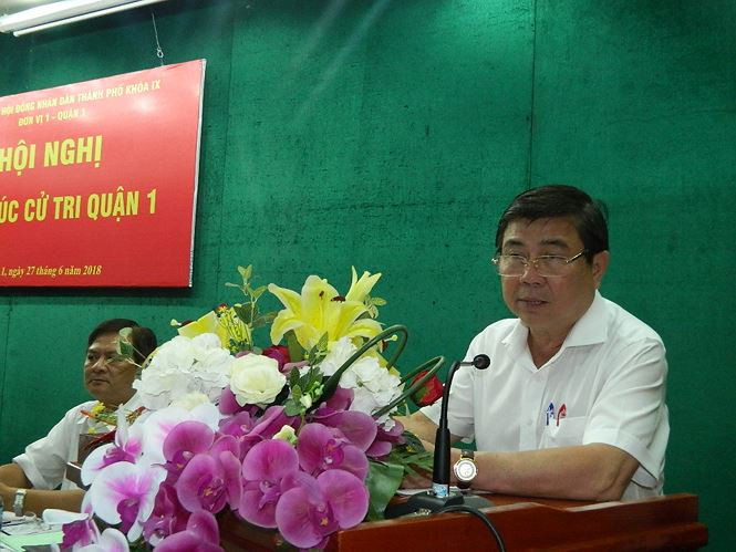 Chủ tịch UBND TPHCM Nguyễn Thành Phong trả lời các cử tri.