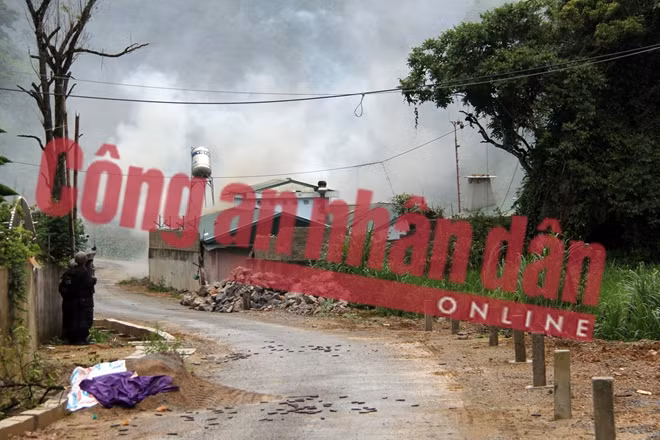 Trong số các đối tượng có Nguyễn Thanh Tuân và Nguyễn Văn Thuận (biệt danh Thuận chột). Đây là hai đối tượng bị Bộ Công an và Công an tỉnh Quảng Ninh phát lệnh truy nã đặc biệt nguy hiểm. Ảnh: Toàn cảnh nhà đối tượng truy nã.