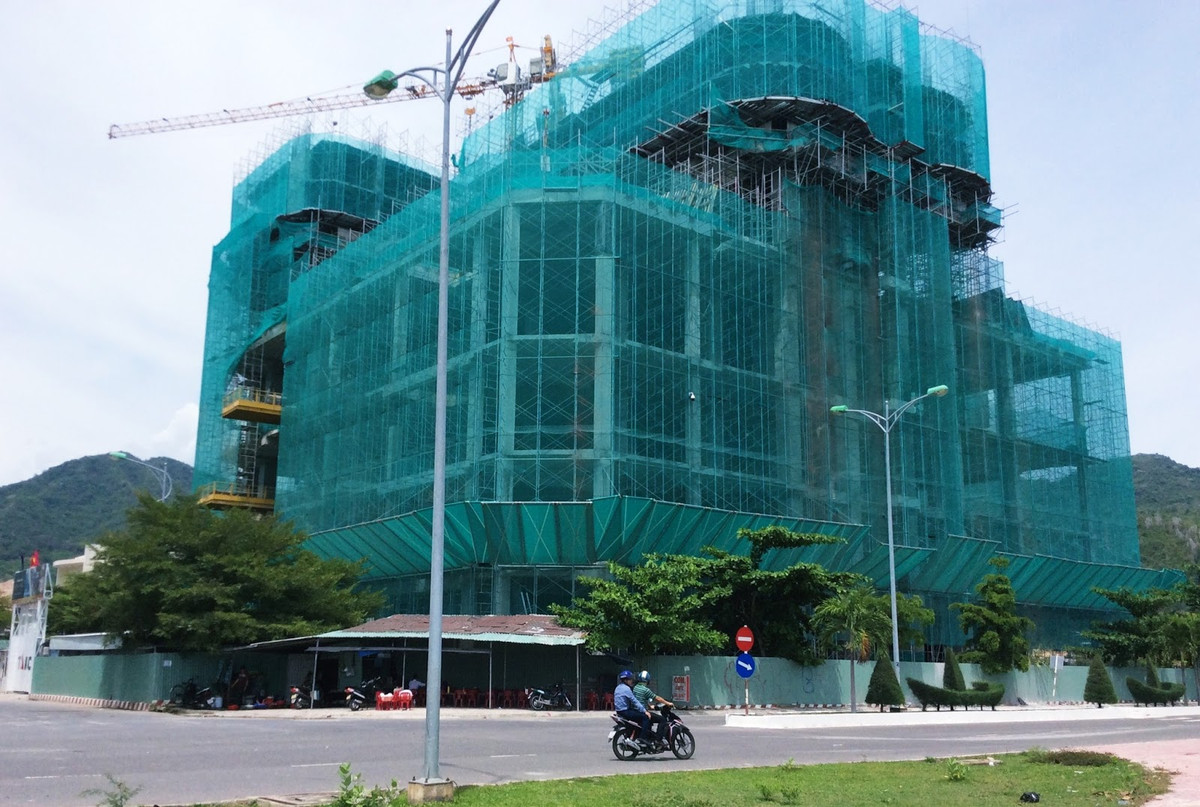 Trong khi đó, Phòng Quản lý Đô thị TP Nha Trang không hề cấp phép cho Dự án Swisstouches La Luna Resort sử dụng lòng đường N2 để phục vụ xây dựng. Ảnh: lalunaresortnhatrang.com.