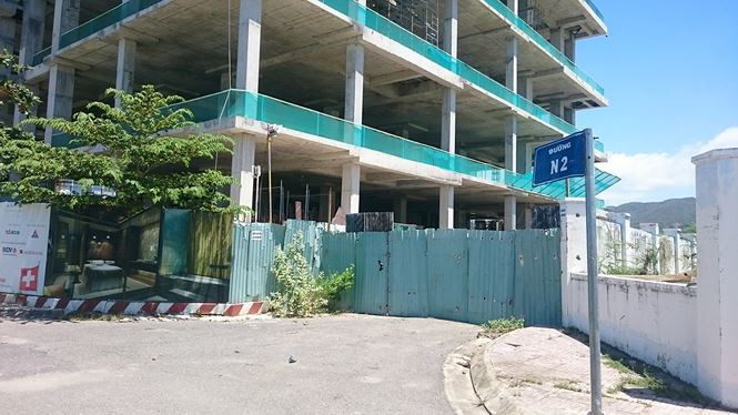 Được biết, dự án Swisstouches La Luna Resort toạ lạc ngay tại mặt đường ven biển Phạm Văn Đồng – Nha Trang, đối diện bến du thuyền quốc tế đang được xây dựng. Ảnh: Tiền Phong.