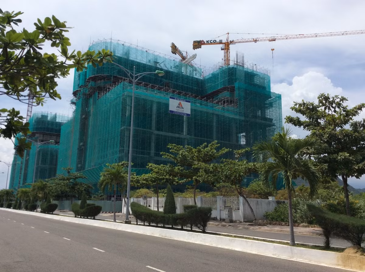 Tuy nhiên, tại điểm giao với đường Nguyễn Cơ Thạch, đơn vị thi công dự án Swisstouches La Luna Resort (Khu đô thị Vĩnh Hoà, P. Vĩnh Hoà, TP. Nha Trang) lại thản nhiên lập rào chắn cao khoảng 3m, dài hơn 100m đến đường Xuân Thủy, ngăn cản giao thông. Ảnh: lalunaresortnhatrang.com.