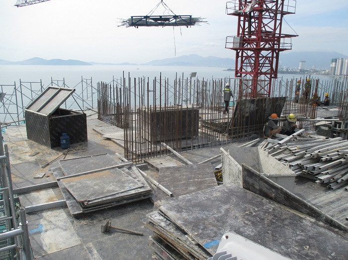 Sở GTVT xác định, đơn vị này đã chiếm dụng đường đô thị (đường N2) làm nơi trông giữ xe và tập kết vật liệu xây dựng; tự lập rào chắn đường N2 nối giữa Nguyễn Cơ Thạch và Xuân Thủy, đoạn dài 65m, thiết lập nơi trông giữ xe 40m2; làm nơi để vật liệu 25m2. Do vậy Sở GTVT yêu cầu đơn vị thi công chấm dứt hoạt động lấn chiếm đường. Ảnh: swisstoucheslaluna.com.