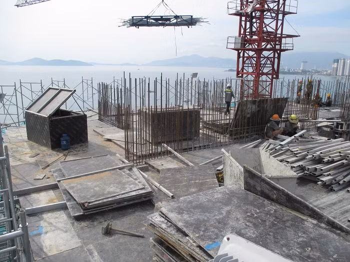 Sở GTVT xác định, đơn vị này đã chiếm dụng đường đô thị (đường N2) làm nơi trông giữ xe và tập kết vật liệu xây dựng; tự lập rào chắn đường N2 nối giữa Nguyễn Cơ Thạch và Xuân Thủy, đoạn dài 65m, thiết lập nơi trông giữ xe 40m2; làm nơi để vật liệu 25m2. Do vậy Sở GTVT yêu cầu đơn vị thi công chấm dứt hoạt động lấn chiếm đường. Ảnh: swisstoucheslaluna.com.