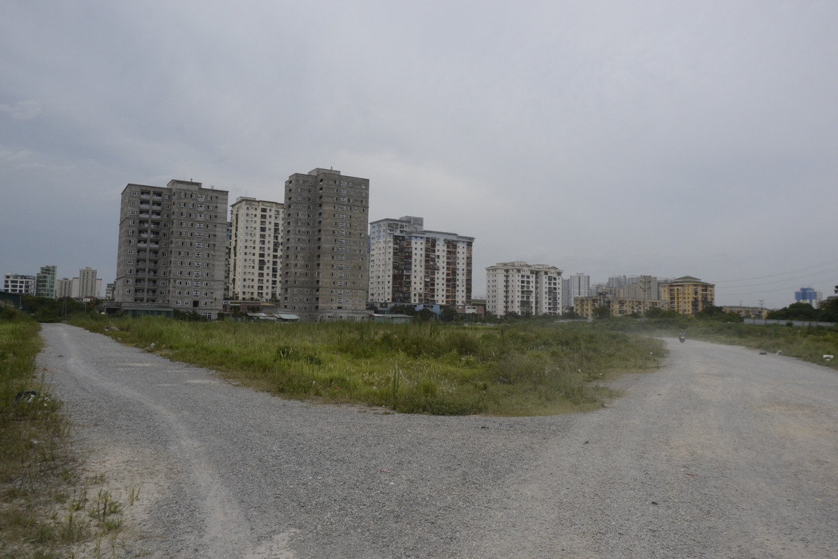 Đường đất lộm nhộm, mưa thì lầy lội, nắng thì bụi mù gây ô nhiễm môi trường...