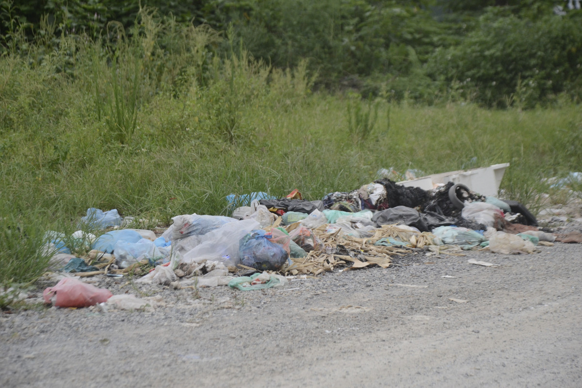 Những túi rác vứt vô tội vạ trên đường bốc mùi hôi thối nồng nặc.