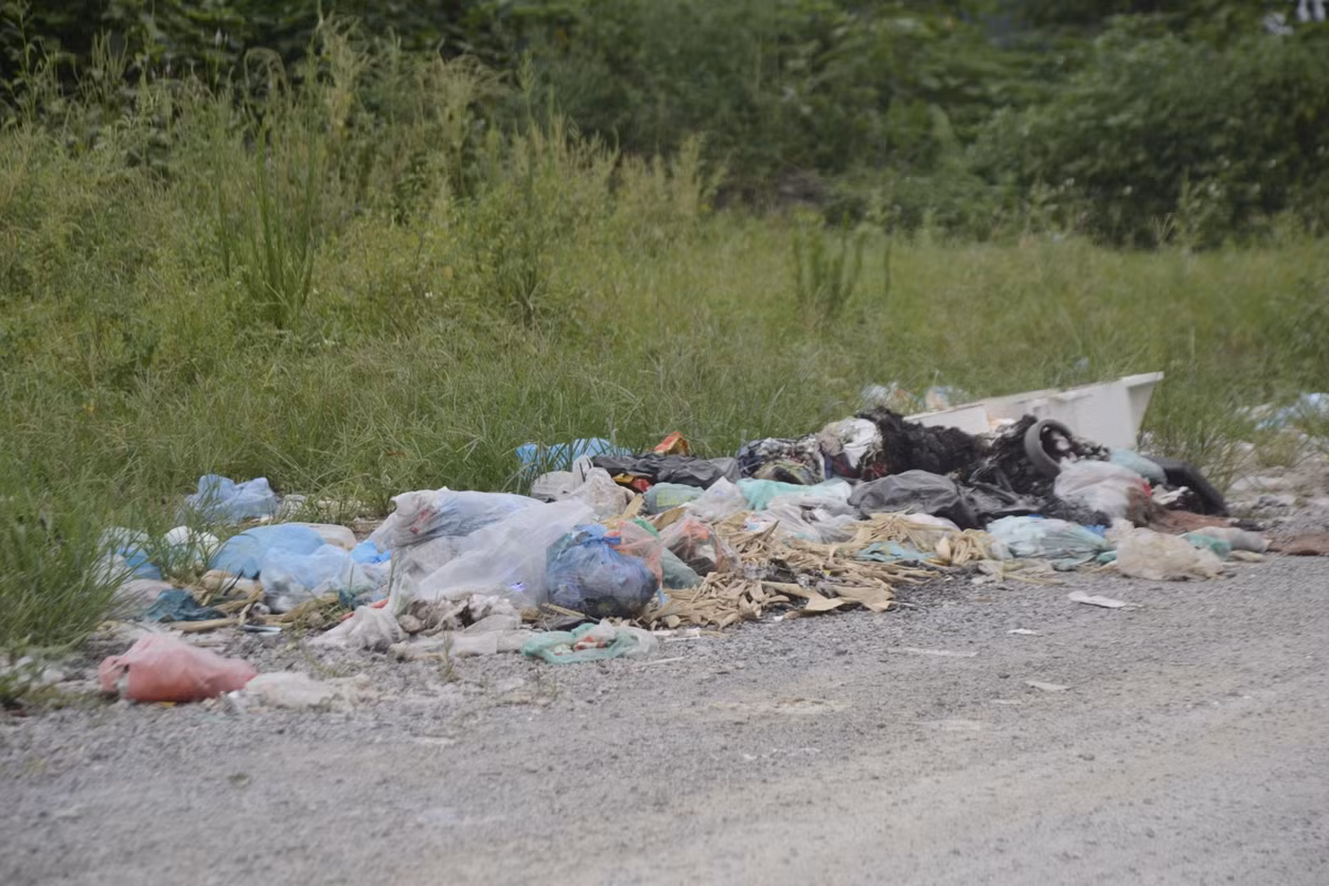 Những túi rác vứt vô tội vạ trên đường bốc mùi hôi thối nồng nặc.