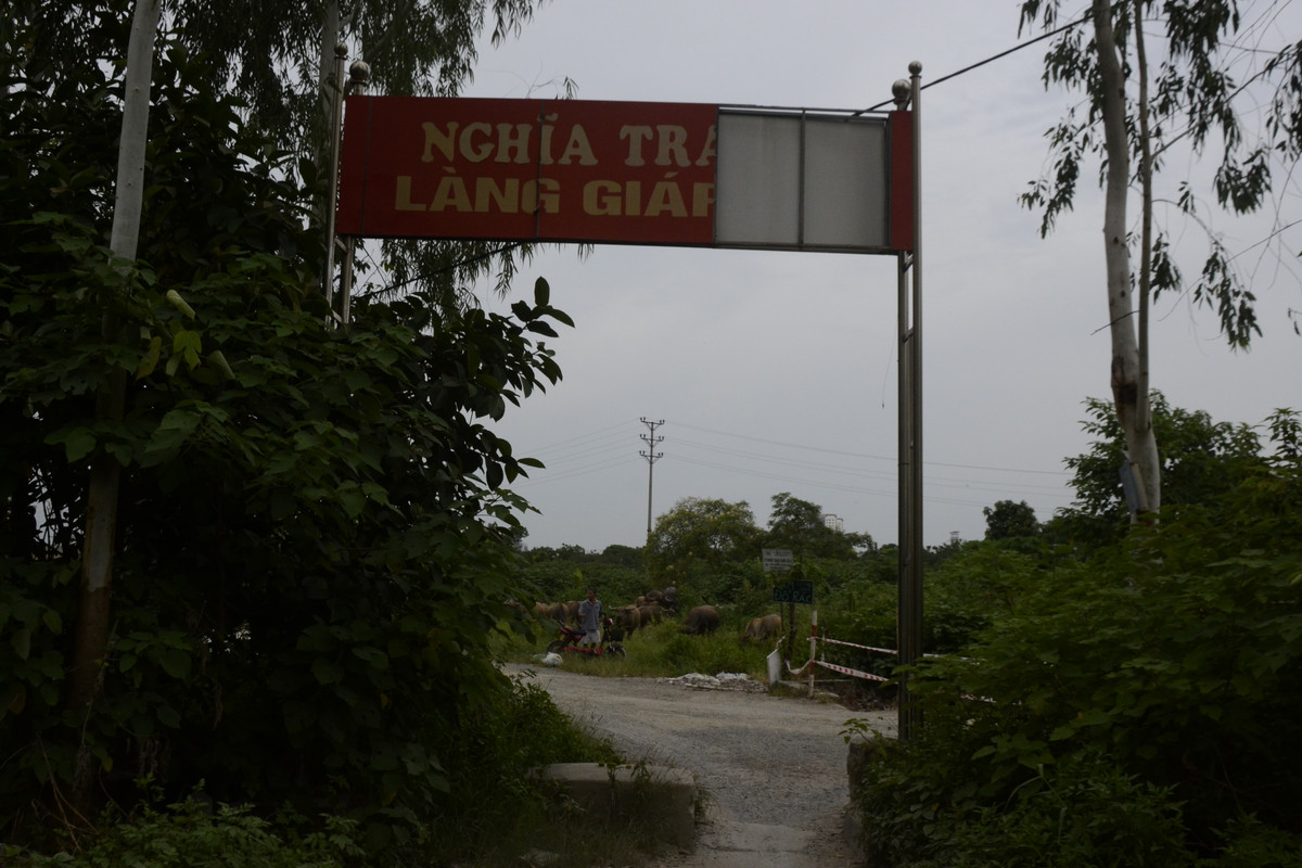 Một lối đi khác thông quan nghĩa trang Giáp Tứ để vào dự án.