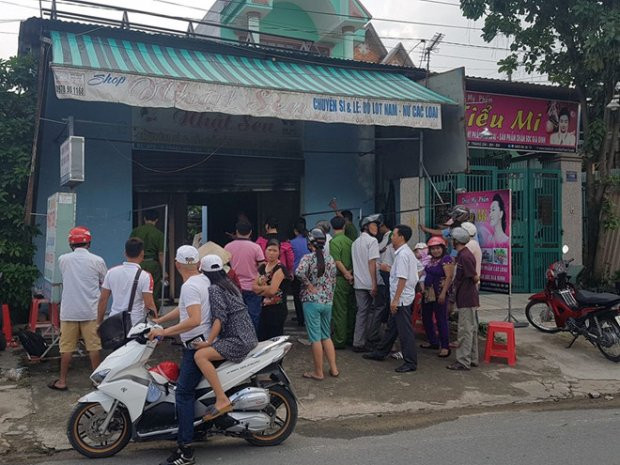 Cửa hàng của chị Sen bị người lạ đốt xăng. Ảnh: Zing.vn.