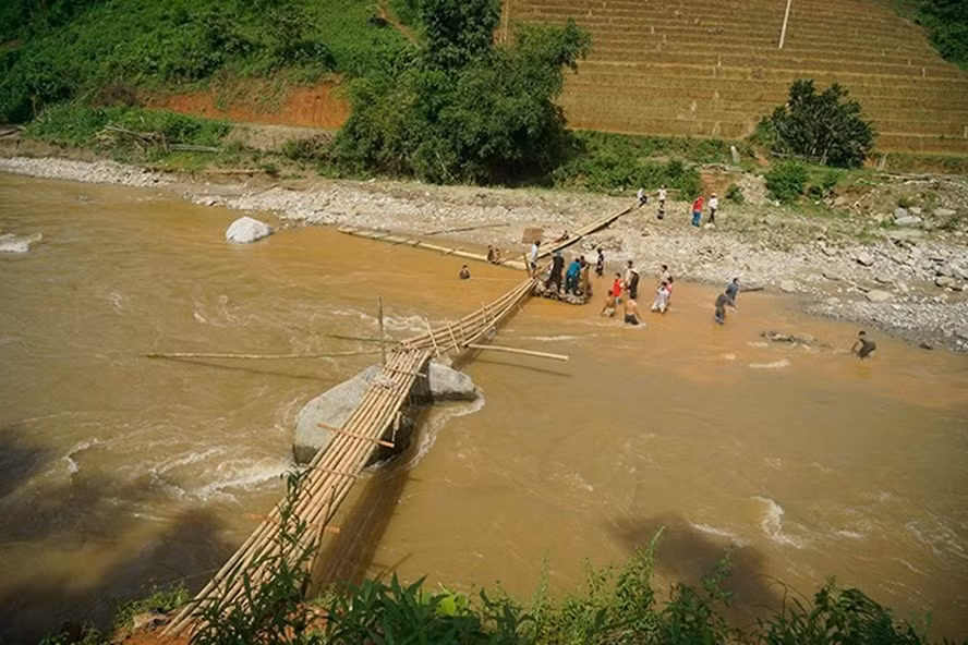 Năm 2017, một cầu tạm được bắc qua suối Sùng Hoảng. Tuy nhiên, đây là con suối lớn nên việc lội qua suối hết sức nguy hiểm nhất là trong mùa mưa lũ. Ảnh: Phạm Bằng