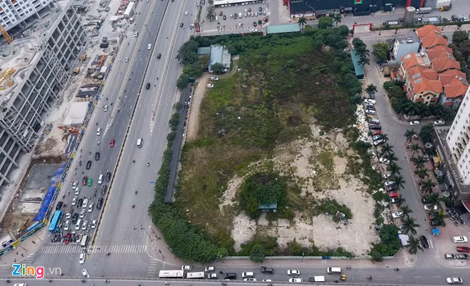 Theo chủ đầu tư, đây là tòa cao ốc đầu tiên tại Hà Nội được xây dựng theo tiêu chuẩn Tòa nhà xanh (Green Building) và Tòa nhà thông minh (Intelligent Building), với thiết kế tổng thể hướng đến sự phát triển bền vững, tiết kiệm năng lượng, giảm lượng khí thải, bảo vệ môi trường. Dự kiến ban đầu, tòa tháp được khởi công vào quý I/2012 và hoàn thành vào năm 2015. Ảnh: Zing.