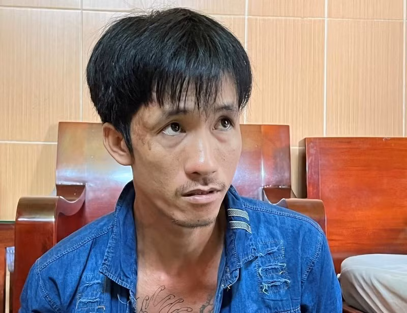  Bắt nghi can đâm chết lái xe taxi ở Đồng Nai. Ngày 10/9, Công an tỉnh Đồng Nai đã bắt giữ Nguyễn Minh Tâm (30 tuổi, huyện Long Thành) điều tra hành vi giết người. Do ghen tuông, chiều 7/9, Tâm rủ Đạt (27 tuổi), Nhã (22 tuổi, tỉnh Long An) cùng một số đối tượng khác đến quán nước ở khu Phước Hải, thị trấn Long Thành gặp chị P.T.D.M (bạn gái Tâm) và anh M. V. N (bạn trai cũ chị M) để nói chuyện. Khi thấy Tâm đánh anh N, anh Nguyễn Công Đức (41 tuổi, huyện Long Thành) lái xe taxi đang đỗ gần đó đến can ngăn thì bị Tâm dùng dao đâm 3 nhát vào người, tử vong.