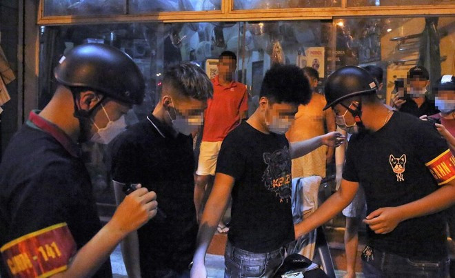  Tạm giữ 13 'quái xế' gây rối đêm Trung thu. Đêm 9/9 rạng sáng 10/9, lực lượng Cảnh sát 141 phối hợp với công an các quận tại Hà Nội đã bắt giữ 13 "quái xế" có hành vi nẹt pô, lạng lách, đua xe... gây náo loạn đường phố trong đêm Trung thu. Trong đó đáng chú ý có 3 đối tượng có dấu hiệu phạm pháp hình sự, cảnh sát thu giữ 1 bình khí cười, 2 xe mô tô nghi xe tang vật.