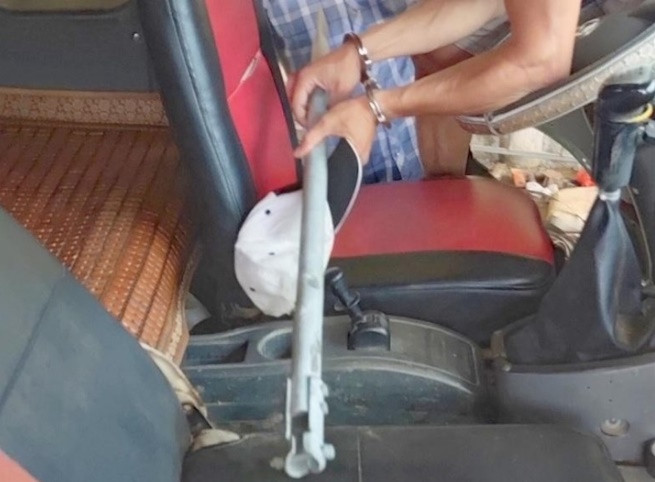  Vẫy xe bên đường, người đàn ông bị đánh gãy xương hàm. Ngày 10/9, Công an huyện Vĩnh Linh (Quảng Trị) khởi tố bị can, bắt tạm giam Đỗ Văn Nam (33 tuổi, trú tại xã Vĩnh Long) về hành vi “Cố ý gây thương tích”. Khoảng 16h ngày 22/8, ông L (47 tuổi, huyện Cam Lộ) vẫy xe xin đi nhờ tại thôn Tân Lập, xã Vĩnh Long, bất ngờ bị Nam dùng thanh sắt đánh gục tại chỗ. Kết quả giám định cho thấy, ông L. bị tổn thương cơ thể với tỷ lệ 14%.