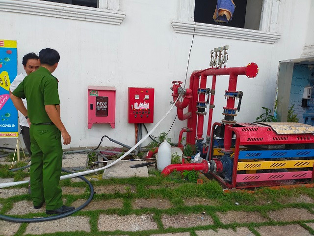  24 cơ sở karaoke ở Bình Dương bị xử phạt, tạm đình chỉ. Ngày 10/9, Công an tỉnh Bình Dương cho biết, trong đêm 9/9, công an các đơn vị đã kiểm tra trên 40 cơ sở kinh doanh, phát hiện xử lý 24 trường hợp vi phạm các quy định về an toàn PCCC và CNCH. Trong đó, 21 cơ sở bị xử phạt hành chính với số tiền trên 250 triệu đồng, tạm đình chỉ 3 cơ sở. Trước đó, sau khi xảy ra vụ cháy karaoke An Phú khiến 32 người chết, Giám đốc Công an tỉnh Bình Dương đã chỉ đạo công an các địa phương tổng kiểm tra xử lý nghiêm các cơ sở kinh doanh vi phạm, không đảm bảo an toàn PCCC. 