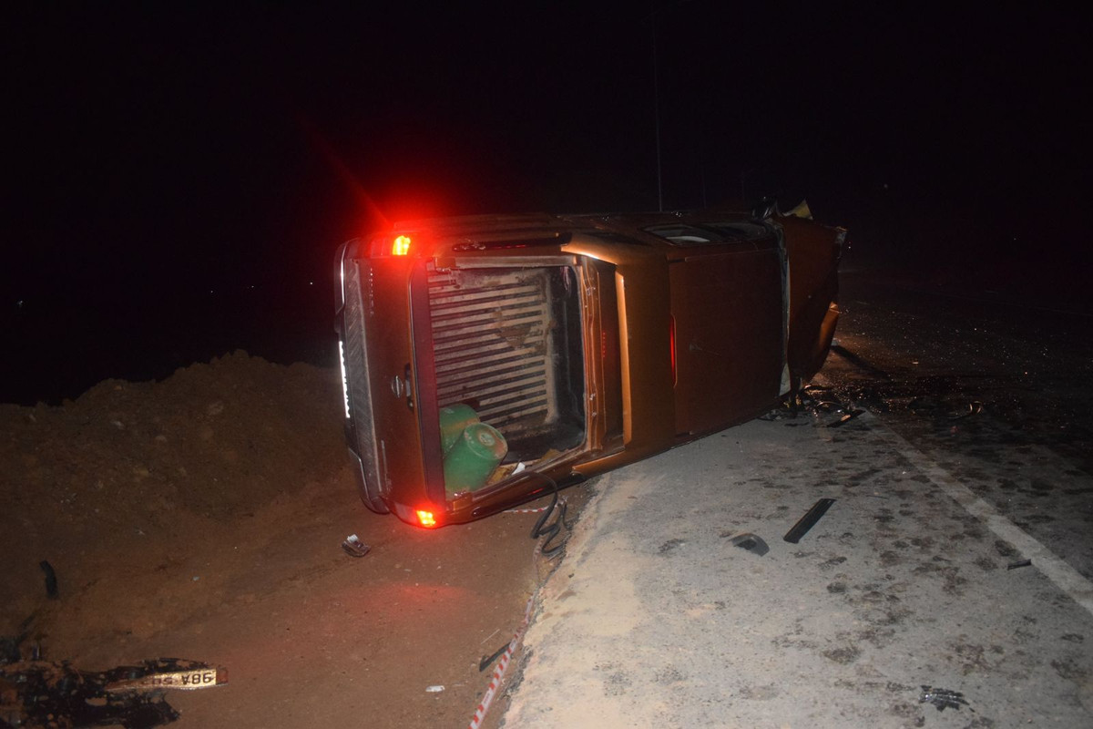  Tài xế say xỉn tông chết người trên ôtô đang đỗ ven đường. Vụ tai nạn xảy ra khoảng 22h30 ngày 9/9 tại tỉnh lộ 293, thị trấn Tân An (huyện Yên Dũng, Bắc Giang). Xe ô tô 98C-176.63 do anh Lê Văn Thao (SN 1989, huyện Lạng Giang) điều khiển đã va chạm với đuôi xe ô tô BKS 98A-503.44 đang dừng đỗ sát lê đường. Khi đó, trên xe 98Acó anh Trần Văn Nguyên (SN 1991, huyện Yên Dũng) và chị Hảo là vợ anh Nguyên. Vụ tai nạn khiến anh Nguyên tử vong, chị Hảo bị thương nặng. Thao khai có uống rượu ở địa bàn huyện Lục Nam. Kiểm tra cho thấy, anh Thao có nồng độ cồn ở mức 1,066 mg/l khí thở. 