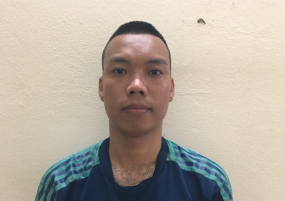 Khoi to Duc “Den” chuyen cap nhan vien phuc vu karaoke kem…“keo, ke”