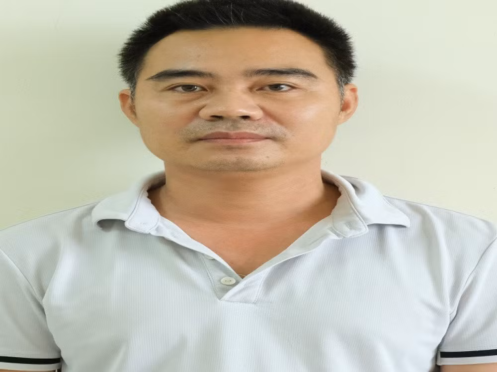 Tuy nhiên với những chứng cứ lực lượng Công an thu thập được và sử dụng đồng bộ các biện pháp nghiệp vụ buộc các đối tượng phải thừa nhận các hành vi phạm tội. Cơ quan điều tra đã truy tìm thu giữ được 2 khẩu súng nói trên cùng nhiều viên đạn. (Ảnh đối tượng Quảng) 