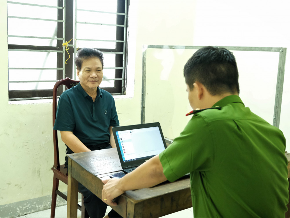 Bằng các biện pháp điều tra, Phòng Cảnh sát hình sự và Công an huyện Hương Khê đã nhanh chóng làm rõ vụ nổ súng, bước đầu xác định: Tối ngày 19/8, Lê Xuân Giáp (SN 1984, đối tượng có 1 tiền án về tội “Giết người” và 1 tiền án về tội “tàng trữ trái phép vũ khí quân dụng”), Trần Phát Đạt (SN 1964), Hồ Hồng Quảng (SN 1985), đều trú tại thị trấn Hương Khê cùng một số người khác uống rượu, ăn nhậu tại quán “Huân Nhung” tại thị trấn Hương Khê. 