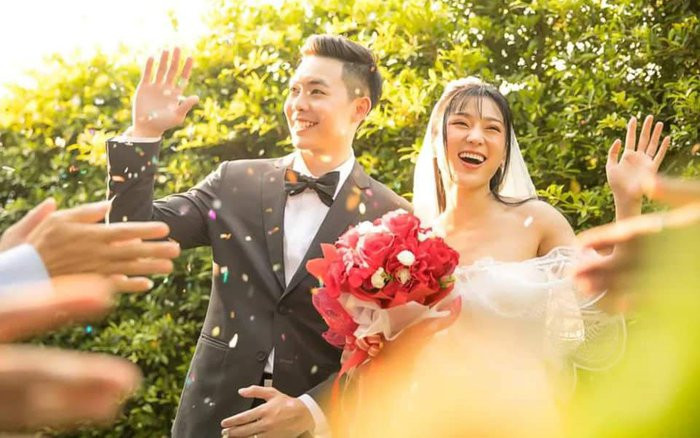 Mung cuoi ban than bang cuon so tiet kiem 300 trieu