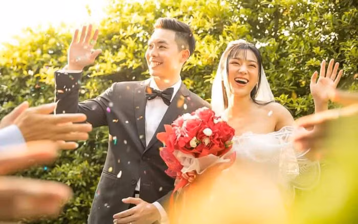 Mung cuoi ban than bang cuon so tiet kiem 300 trieu