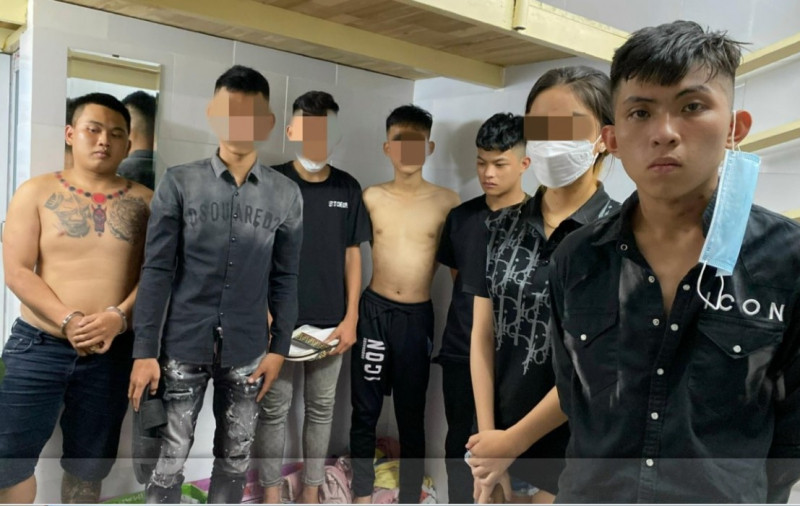  7 đối tượng gây ra hàng loạt vụ cướp táo tợn ở TPHCM: Ngày 2/9, Công an quận 5 và Phòng CSHS -Công an TP HCM triệt phá băng cướp, bắt 7 đối tượng, củng cố hồ sơ xử lý về hành vi “cướp tài sản” gồm: Nguyễn Hoàng Danh (SN 1999, Bình Tân), Huỳnh Việt Vũ (SN 2004), Nguyễn Khánh Hoàng Sang (SN 2004), Đặng Minh Tiến (SN 2000), P.T.D (SN 2006), N.L.T (SN 2006, quận 8) và N.T.P.H (SN 2006, quận 1). Trưa 27/8, khi chị L (quận 6) đi lấy hàng về bán, đến cầu Chà Và (quận 5), chị L bị 2 đối tượng ép và chặn đầu xe, sau đó, 4 đối tượng khác ập vào đe dọa cướp 11 triệu đồng và 1 ĐTDĐ. Theo lời khai các đối tượng đã thực hiện thành công 9 vụ cướp.