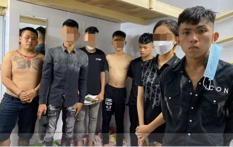  7 đối tượng gây ra hàng loạt vụ cướp táo tợn ở TPHCM: Ngày 2/9, Công an quận 5 và Phòng CSHS -Công an TP HCM triệt phá băng cướp, bắt 7 đối tượng, củng cố hồ sơ xử lý về hành vi “cướp tài sản” gồm: Nguyễn Hoàng Danh (SN 1999, Bình Tân), Huỳnh Việt Vũ (SN 2004), Nguyễn Khánh Hoàng Sang (SN 2004), Đặng Minh Tiến (SN 2000), P.T.D (SN 2006), N.L.T (SN 2006, quận 8) và N.T.P.H (SN 2006, quận 1). Trưa 27/8, khi chị L (quận 6) đi lấy hàng về bán, đến cầu Chà Và (quận 5), chị L bị 2 đối tượng ép và chặn đầu xe, sau đó, 4 đối tượng khác ập vào đe dọa cướp 11 triệu đồng và 1 ĐTDĐ. Theo lời khai các đối tượng đã thực hiện thành công 9 vụ cướp.