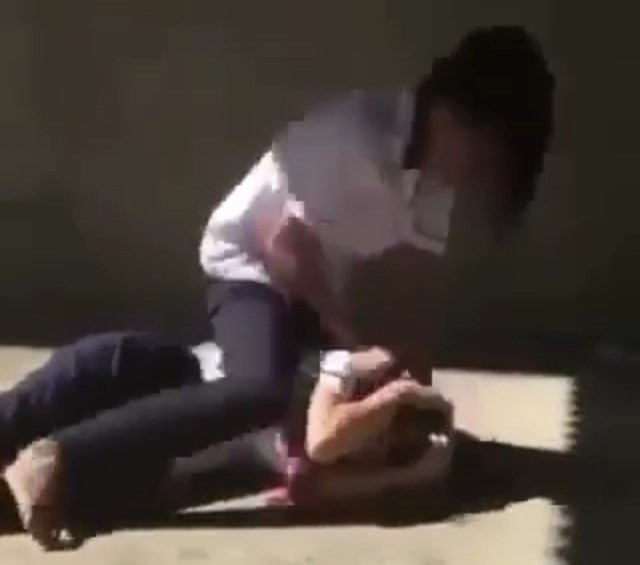  Nữ sinh Huế bị bạn đánh đập dã man sau lễ khai giảng thử: Ngày 2/9, anh T. (phường Xuân Phú, TP Huế) cho biết, con gái là Đ.T.K.A. (lớp 8/9 Trường THCS Chu Văn An) vừa gửi đơn trình báo gửi đến Ban Giám hiệu về việc bị bạn nữ học cùng trường đánh đập. Sáng 31/8, sau khi đến trường để khai giảng thử, A cùng một nữ sinh đi về thì bị một nhóm học sinh gồm cả nam và nữ chặn đầu xe, sau đó đưa đến bãi đất trống, 2 nữ sinh đã xông vào đánh đập A. Sở GD&amp;ĐT tỉnh Thừa Thiên - Huế đã chỉ đạo các đơn vị liên quan vào cuộc xác minh, xử lý.