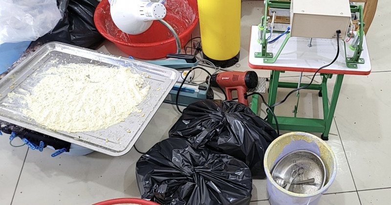 Khám xét nơi ở của Phạm Quang Trung, Cơ quan Công an thu giữ 2,1kg sợi thảo mộc bao gồm “Tobaco” và “Cỏ Mỹ”. Qua giám định số thảo mộc thu giữ trên đều chứa ma túy loại ADB-BUTINACA. Ngoài ra còn thu giữ 76 bao giấy bên trong có thảo mộc khô màu xanh dùng cho việc sản xuất ma túy với tổng khối lượng 547,2kg (hiện đang tiến hành giám định).