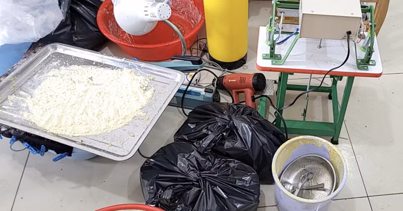 Khám xét nơi ở của Phạm Quang Trung, Cơ quan Công an thu giữ 2,1kg sợi thảo mộc bao gồm “Tobaco” và “Cỏ Mỹ”. Qua giám định số thảo mộc thu giữ trên đều chứa ma túy loại ADB-BUTINACA. Ngoài ra còn thu giữ 76 bao giấy bên trong có thảo mộc khô màu xanh dùng cho việc sản xuất ma túy với tổng khối lượng 547,2kg (hiện đang tiến hành giám định).