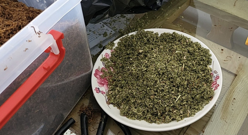 Tổng số tang vật thu giữ gồm 40,1kg thảo mộc có chứa ma túy loại ADB - BUTINACA; 11kg chất bột có chứa ma túy loại ADB - BUTINACA; 250 ống thuốc lá điện tử dạng Pod có chứa ma túy loại ADB - BUTINACA; 40 lít chất lỏng có chứa ma túy loại ADB - BUTINACA; 76 bao tải giấy bên trong có thảo mộc khô màu xanh dùng cho việc sản xuất ma túy, tổng khối lượng 547,2kg.
