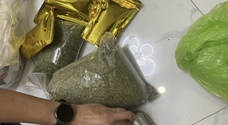 Thịnh khai, mua “Tobaco” của “Nguyễn Cường” với giá 3 triệu – 4 triệu đồng/kg và bán giá buôn cho khách với giá từ 5 triệu đồng -7 triệu đồng/kg, Còn mua “Cỏ Mỹ” của “Tàn Huy” giá từ 3,5 triệu đồng – 4 triệu đồng/kg, bán buôn cho khách với giá từ 5 triệu – 5,5 triệu đồng/kg. Từ ngày 5/8 đến ngày 9/9, Thịnh đã chỉ đạo Khánh đóng gói chuyển hàng 8 lần qua bưu điện bán cho Nguyễn Khoa Điềm với tổng khối lượng là 19kg “Tobaco” với giá tổng cộng 120 triệu đồng.