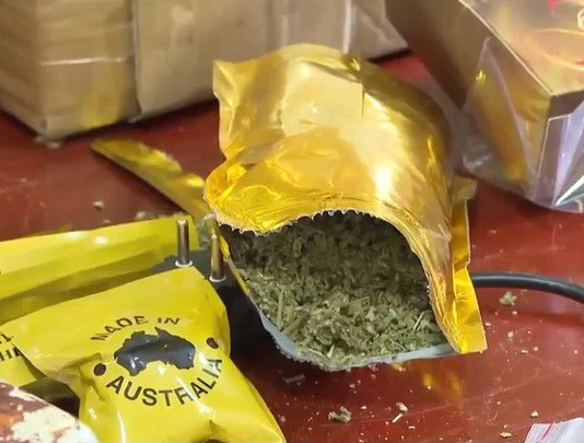 Ngoài việc bán “Tobaco” cho Nguyễn Khoa Điềm, Thịnh còn bán “Tobaco” và “Cỏ Mỹ” cho Phạm Quang Trung. Sau đó, Trung tách nhỏ thành các túi zip chứa khối lượng khoảng 13-15gam, bán ra ngoài thị trường với giá 250 ngàn đồng – 300 ngàn đồng/túi zip. Do là người cùng quê, Thịnh bảo Trung cho Khánh đến ở cùng Trung tại địa chỉ 116/12 Lưu Chí Hiếu, phường Tây Thạnh, quận Tân Phú, TP Hồ Chí Minh.