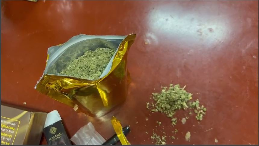 Từ đầu năm 2022, Lê Đức Thịnh tìm nguồn mua thuốc lá “Tobaco” của 1 đối tượng sử dụng Zalo “Nguyễn Cường” và mua “Cỏ Mỹ” của 1 đối tượng sử dụng tài khoản Facebook “Tàn Huy” sau đó mang về bán buôn, bán lẻ lại cho khách có nhu cầu mua để hưởng lợi. “Tobaco” là các sợi thảo mộc được phơi khô có màu nâu, “Cỏ Mỹ” là các sợi thảo mộc được phơi khô có màu xanh, cả 2 loại đều là các chất kích thích hướng thần và gây nghiện.