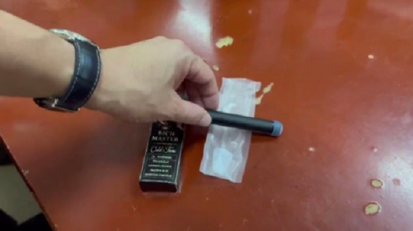 Ngoài ra, còn nhiều máy móc, trang thiết bị dùng cho việc chứa đựng, sản xuất, đóng gói ma túy bao như máy ép, máy khuấy, đèn sấy, máy ép nhiệt, khay kim loại, hộp bìa thùng giấy, cân điện tử...