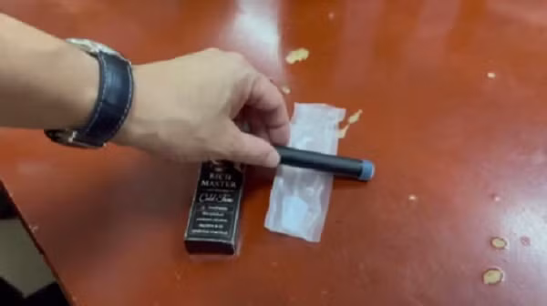 Ngoài ra, còn nhiều máy móc, trang thiết bị dùng cho việc chứa đựng, sản xuất, đóng gói ma túy bao như máy ép, máy khuấy, đèn sấy, máy ép nhiệt, khay kim loại, hộp bìa thùng giấy, cân điện tử...