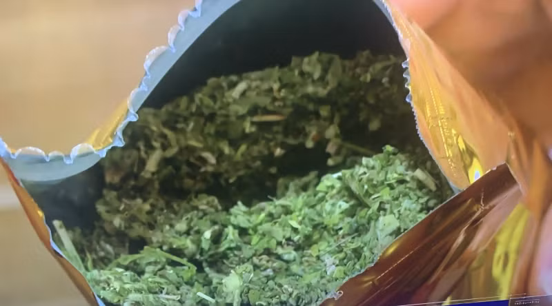 Lê Đức Thịnh đã thuê Nguyễn Ngọc Khánh về làm thuê giúp việc cho Thịnh, nhiệm vụ của Khánh là quảng cáo “Tobaco” và “Cỏ Mỹ” trên các hội nhóm trang mạng xã hội, nhận đơn hàng của khách, đóng gói sản phẩm và giao hàng cho khách.