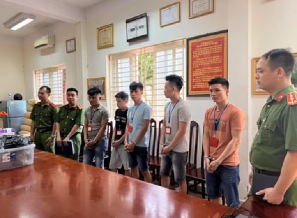 Mở rộng điều tra các đối tượng liên quan trong vụ án, Cơ quan điều tra ra quyết định khởi tố bị can và bắt tạm giam 6 đối tượng về hành vi Mua bán trái phép chất ma túy, gồm: Nguyễn Khoa Điềm (SN 1996; Quảng Ninh), Dương Văn Trường (SN 2001; Bắc Giang), Hà Quang Chính (SN 2001; Thanh Hóa), Lê Xuân Huy (SN 2001; Thanh Hóa), Nguyễn Thế Ngọc (SN 2001; Ninh Bình) và Hà Quang Hoàng (SN 2002; Thanh Hóa) đều trú tại chung cư mini số 44 ngõ 52 đường Mỹ Đình, phường Mỹ Đình 2, quận Nam Từ Liêm, Hà Nội.