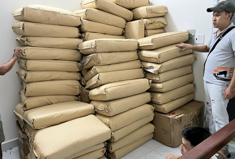 Nguyễn Khoa Điềm khai nhận, số ma túy bị thu giữ mua của 1 nam thanh niên sử dụng tài khoản zalo Minh Quân ở TPHCM. Từ đây, đường dây mua bán và sản xuất trái phép chất ma túy quy mô lớn dần hé lộ.