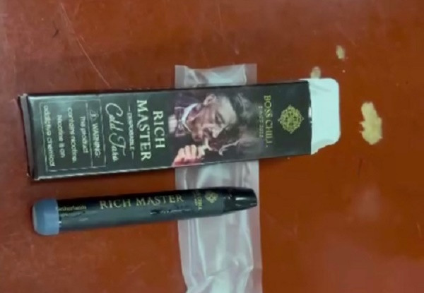 Thịnh cũng khai nhận, đầu tháng 9/2022, khi khách có nhu cầu hỏi mua, Thịnh đã liên hệ với Nguyễn Hữu Khánh (SN 1995; xã Hành Trung, huyện Nghĩa Hành, Quảng Ngãi) mua 5 cây thuốc lá điện tử POD và 500ml tinh dầu CBD (tinh dầu cần sa). Thịnh nhập giá 3 triệu đồng/500ml, bán ra cho khách 5 triệu đồng/500ml. Cơ quan điều tra tiến hành truy bắt Hữu Khánh, tuy nhiên đối tượng này đã bỏ trốn. Qua khám xét tại chỗ ở và nơi làm việc của Hữu Khánh, Cơ quan Công an thu giữ 25, 5kg thảo mộc khô dạng sợi màu xanh, vàng; 11 kg bột màu vàng (dạng cục); 250 ống thuốc lá điện tử dạng POD; 40,1 lít chất lỏng màu nâu, vàng. Qua công tác giám định xác định toàn bộ số tang vật trên đều chứa ma túy loại ADB – BUTINACA. 