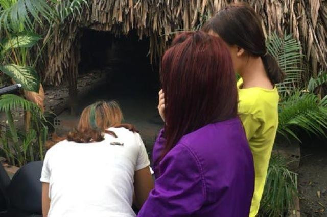  Bé gái bị đưa lên xe ô tô chở đi phục vụ tại cơ sở massage. Công an Thuận An (Bình Dương) tạm giữ Nguyễn Hữu Nhân (21 tuổi), Đỗ Thị Mai Quỳnh (17 tuổi, Đắk Lắk), Trần Thị Thảo Quyên (21 tuổi, An Giang) về hành vi “Cưỡng đoạt tài sản”, “Giữ người trái pháp luật”. Biết một bé gái 14 tuổi quê Trà Vinh, tạm trú ở Đồng Nai tìm việc, các đối tượng tư vấn bé gái đi làm quán karaoke. Nhân cùng Khang đi đón bé gái về Bình Dương. Tại đây, Linh, Quỳnh và Giao đến yêu cầu T chụp hình, quay video gửi các quán karaoke ở TP Đồng Xoài (Bình Phước) nhưng các quán karaoke không nhận người. Nhân đã đánh, ép bé gái viết giấy nợ 35 triệu đồng, phá hỏng điện thoại. Bé gái trốn thoát, đến công an trình báo. 