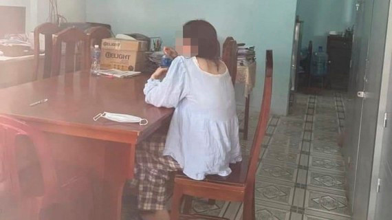  “Hotgirl Tina Dương” bị công an mời làm việc. Công an TP Phan Thiết (Bình Thuận) đã cử lực lượng làm việc với N.T.V.A., để làm rõ nội dung đơn tố giác của người dân cho rằng người phụ nữ này có hành vi lừa đảo nhiều tỷ đồng. Trước đó, đơn vị này nhận được đơn ông N.M.N. (37 tuổi, TP Thủ Đức, TPHCM) tố giác N.T.V.A lừa đảo chiếm đoạt 1,5 tỷ đồng. Hiện công an chưa có căn cứ gì để bắt tạm giam hay tạm giữ N.T.V.A, cô gái được gia đình bảo lãnh về. (Ảnh: SGGP).