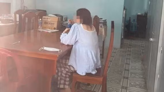  “Hotgirl Tina Dương” bị công an mời làm việc. Công an TP Phan Thiết (Bình Thuận) đã cử lực lượng làm việc với N.T.V.A., để làm rõ nội dung đơn tố giác của người dân cho rằng người phụ nữ này có hành vi lừa đảo nhiều tỷ đồng. Trước đó, đơn vị này nhận được đơn ông N.M.N. (37 tuổi, TP Thủ Đức, TPHCM) tố giác N.T.V.A lừa đảo chiếm đoạt 1,5 tỷ đồng. Hiện công an chưa có căn cứ gì để bắt tạm giam hay tạm giữ N.T.V.A, cô gái được gia đình bảo lãnh về. (Ảnh: SGGP).