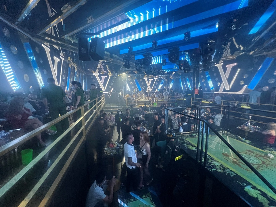  Đột kích quán LV Club phát hiện 52 đối tượng dương tính ma tuý. Khoảng 23h30 ngày 17/9/2022, các lực lượng thuộc Công an Đồng Nai và Công an huyện Long Thành đột kích vào quán LV Club ở khu Phước Hải, thị trấn Long Thành để kiểm tra hành chính. Thời điểm kiểm tra quá LV Culb có khoảng 180 người, nhiều thanh niên có biểu hiện phê ma túy. Cảnh sát bắt quả tang 3 người có hành vi tàng trữ trái phép chất ma túy, 52 người dương tính với ma túy (trong đó có 4 nhân viên và 1 bảo vệ của quán). 