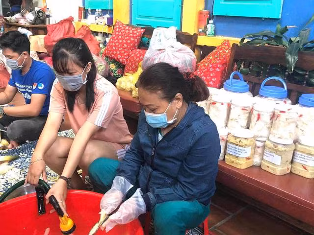 Siu Black - nu giam khao ngoi “ghe nong” lau nhat Vietnam Idol hien phai lam du nghe de muu sinh-Hinh-6