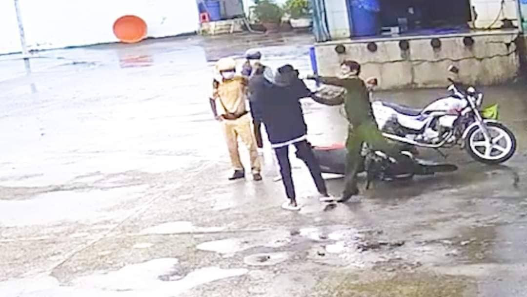 Do quá bức xúc trước hành vi của 2 đối tượng vi phạm, Trung úy N.Q.T; Đại úy C.M.T và Thượng úy Đ.T.P không kiềm chế được nên đã có hành vi bạo lực với 2 đối tượng (bị camera giám sát của nhà kho ghi lại hình ảnh). Sau đó tổ công tác đưa người và phương tiện về trụ sở Công an xã để làm việc. 