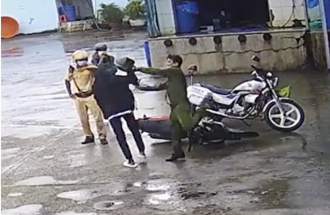 Theo nội dung clip, khi vừa dừng xe, người mặc quân phục cảnh sát giao thông dùng tay đánh nam thiếu niên chạy xe Exciter. Đặc biệt, người mặc quân phục công an cầm gậy đánh liên tục vào người nam thiếu niên. Người này còn kéo thiếu niên xuống rồi đấm đá liên tục. Khi đó, người mặc đồ cảnh sát giao thông cũng đá, đánh thiếu niên trên.